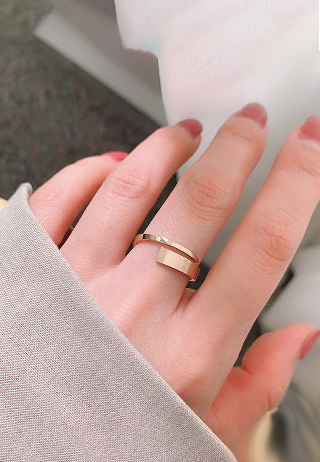 세스 인그레이빙 스파이럴 루프 조절식 밴드 반지(로즈 골드)